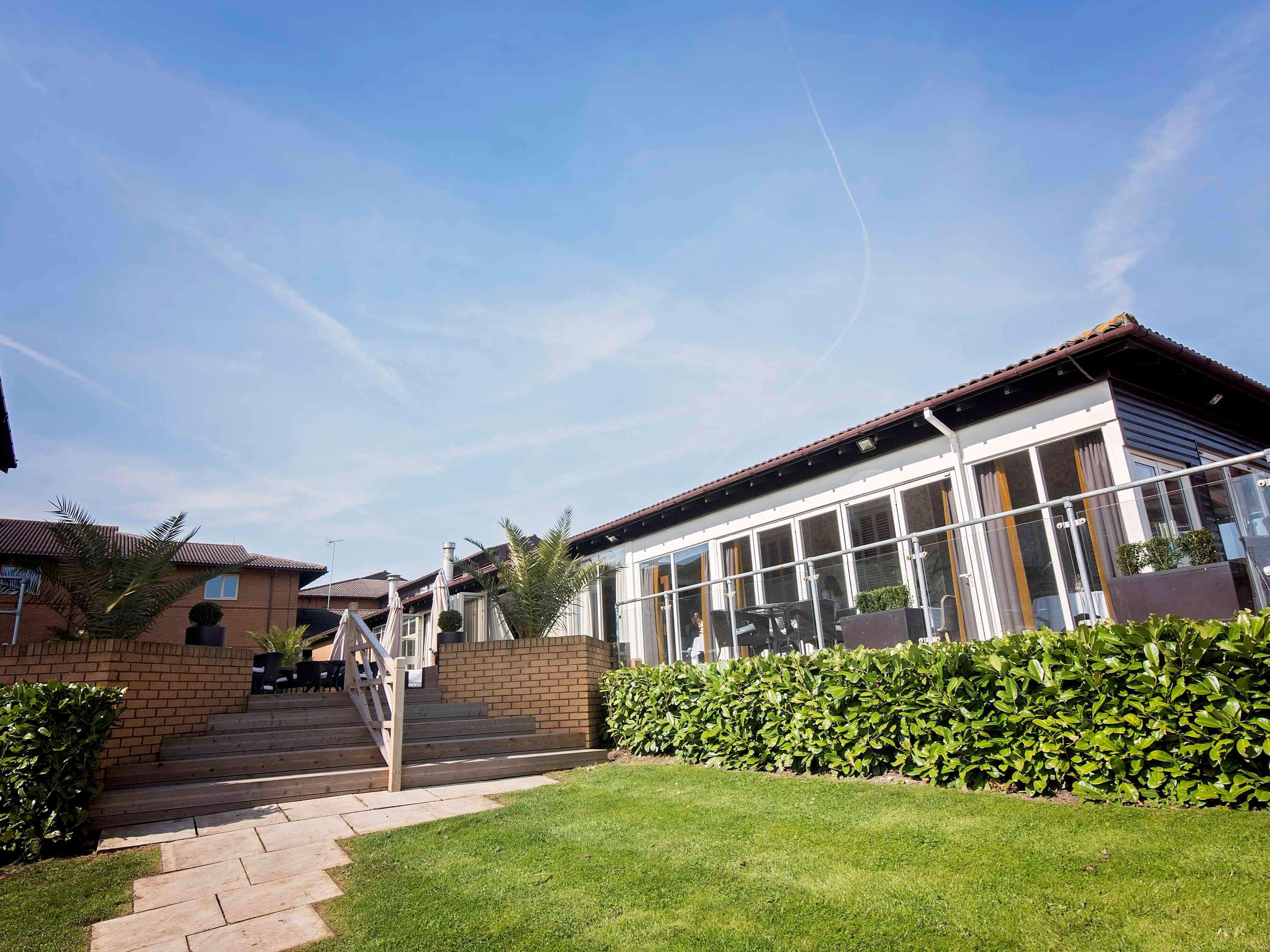 Mercure Milton Keynes Hotel Bagian luar foto
